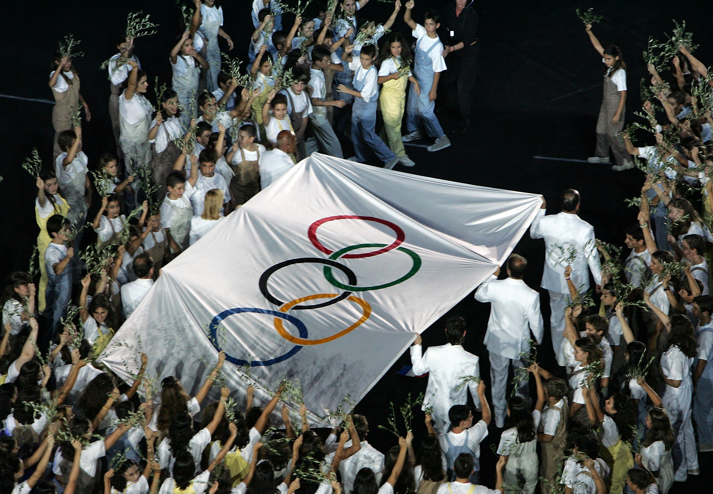 Drapeau anneaux olympiques cérémonie