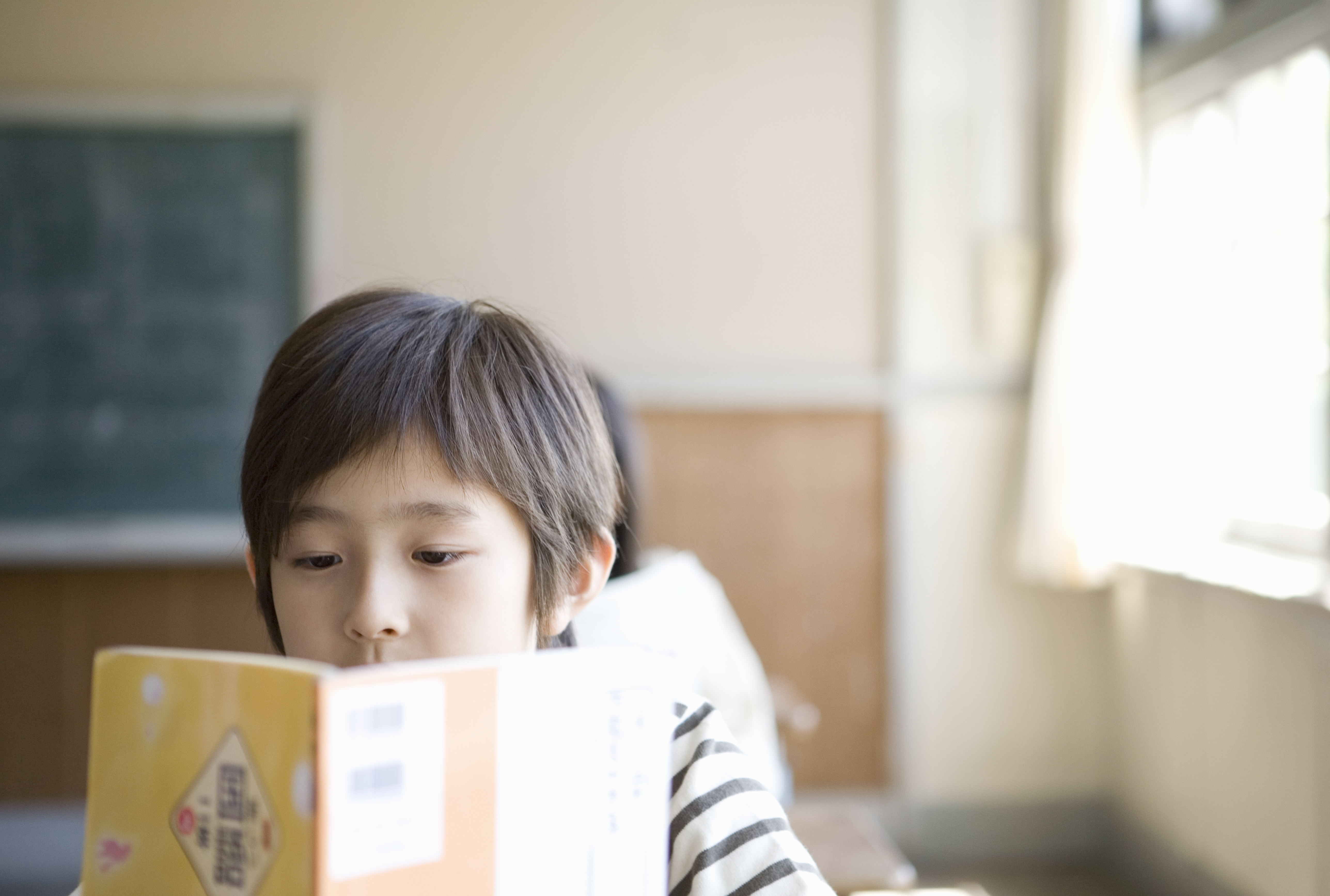 Enfant lisant en classe