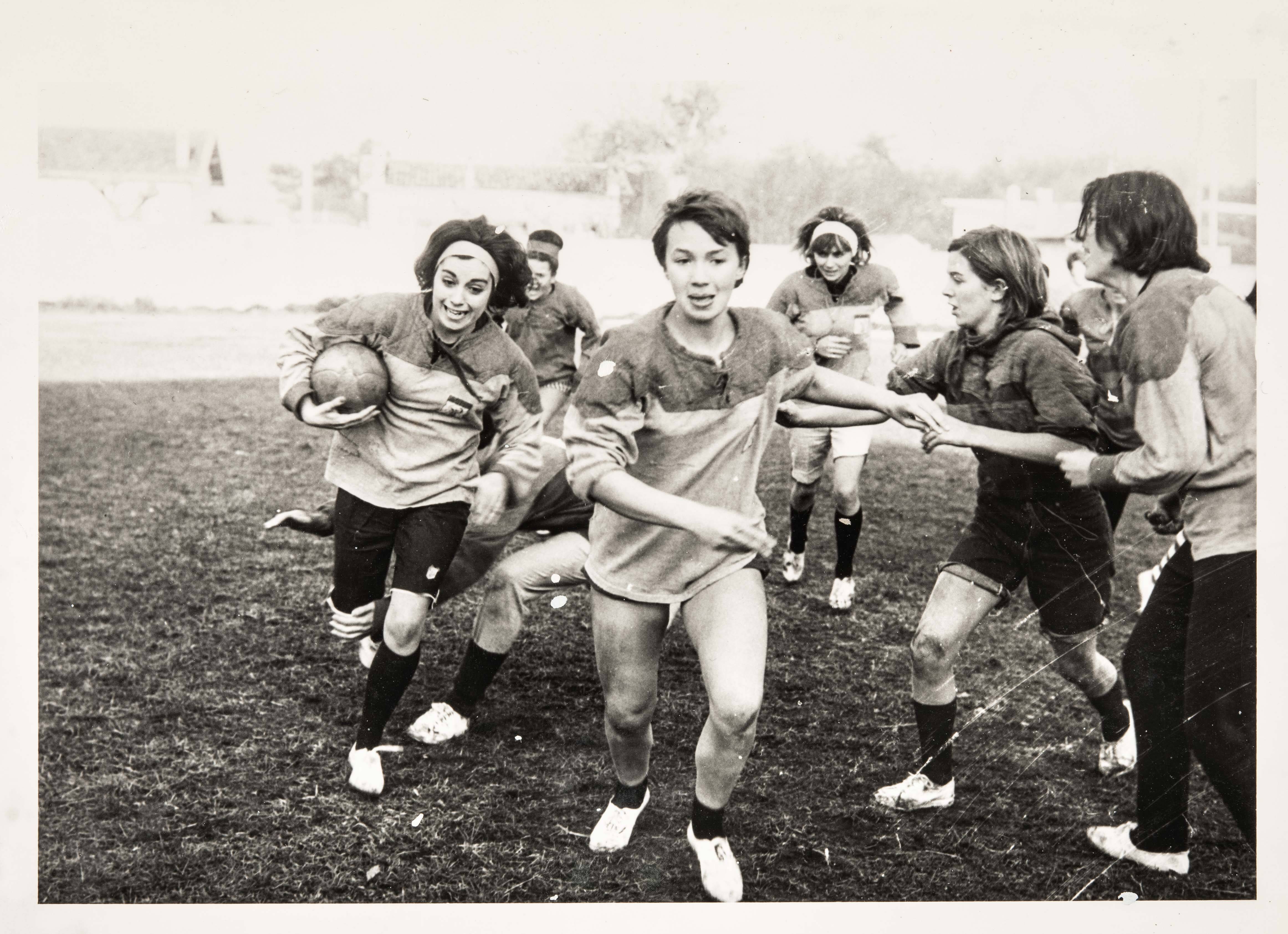 Equipe de rugby des étudiantes en médecine, Archives municipales de Bordeaux Métropole, 1965, (BXM24Fi)