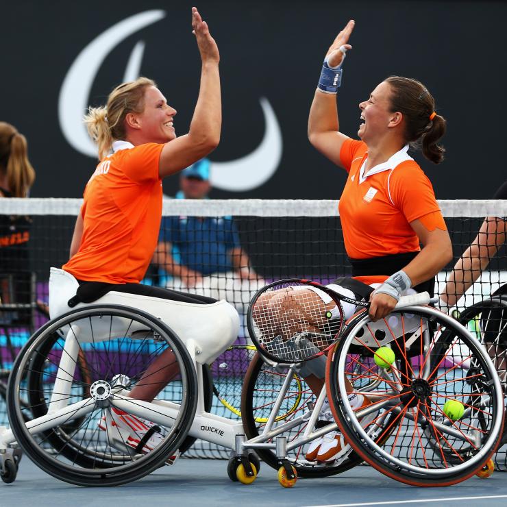 Deux joueuse de tennis fauteuil se checkent
