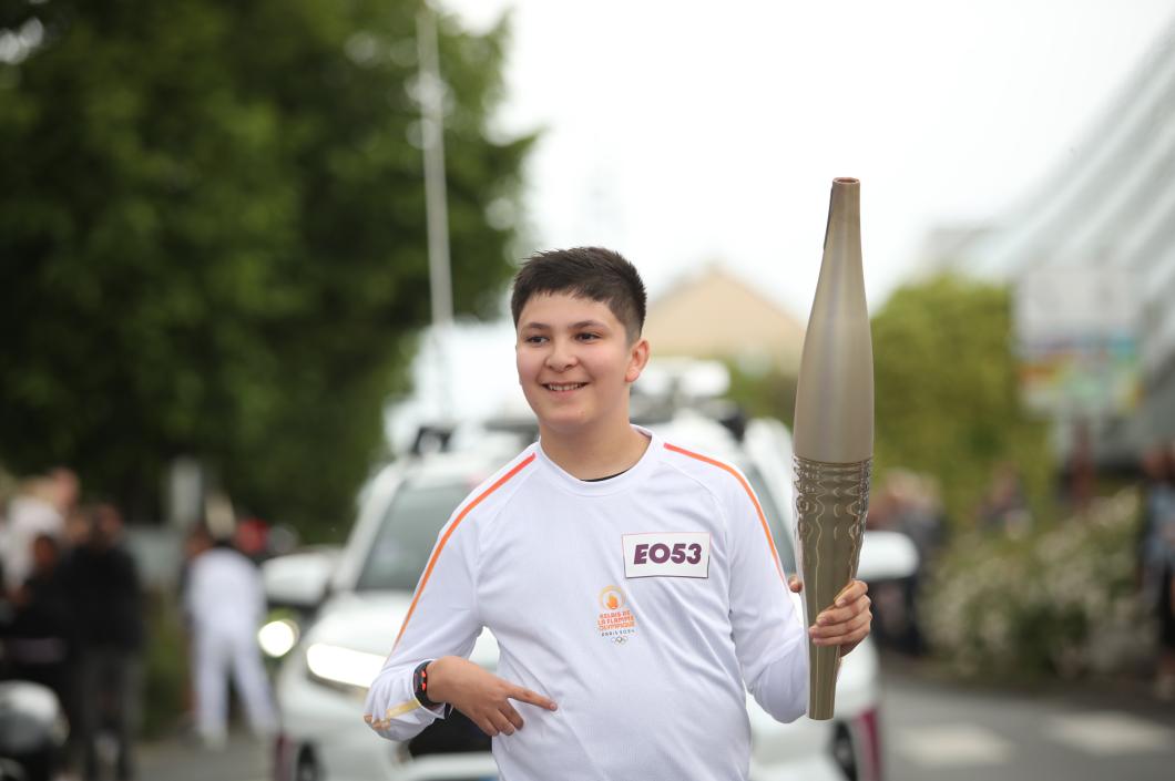 Aditya Geoffroy porte la flamme olympique