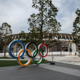 Les anneaux olympiques devant le stade olympiques