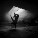 Silhouette dansant en noir et blanc