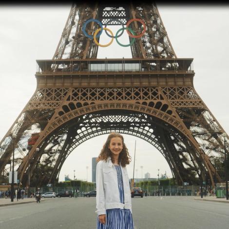 Emmanuelle devant la Tour Eiffel