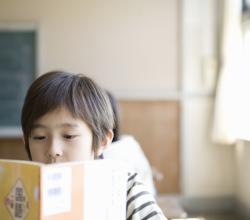 Enfant lisant en classe