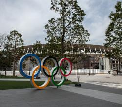 Les anneaux olympiques devant le stade olympiques
